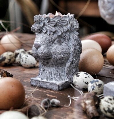 Ljushållare Ms Floral Bunny från Majas Cottage på rustikt bord