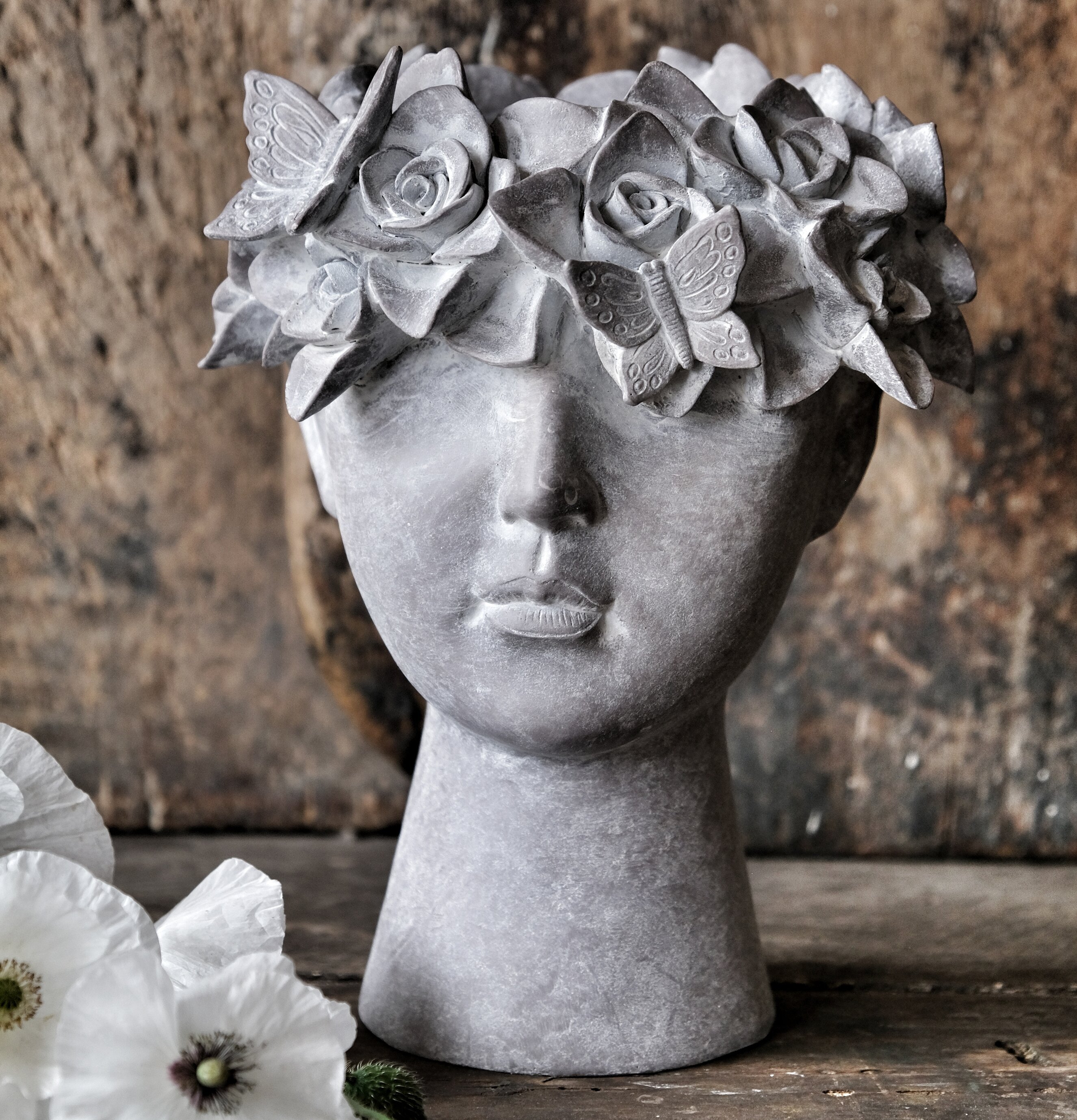 Kruka Madame Floral från Majas Cottage på rustikt träbord