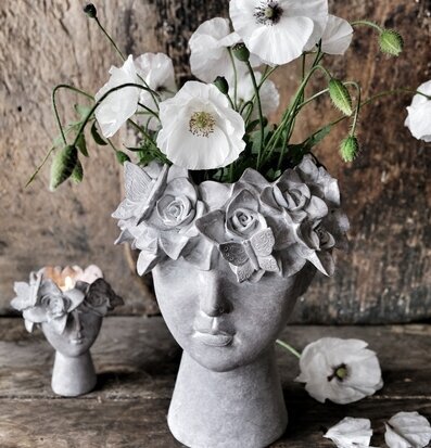 Kruka Madame Floral från Majas Cottage med blommor och fjärilar