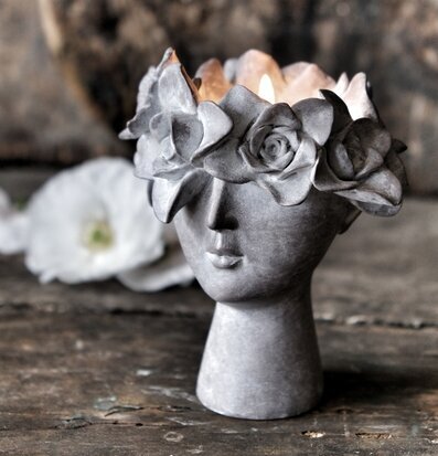 Ljushållare Madame Floral från Majas Cottage med blommor