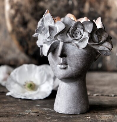 Ljushållare Madame Floral från Majas Cottage i rustik miljö