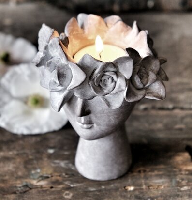 Ljushållare Madame Floral från Majas Cottage på träbord