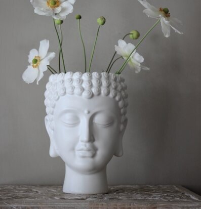 Kruka Buddha - Majas Cottage från Majas Cottage med blommor