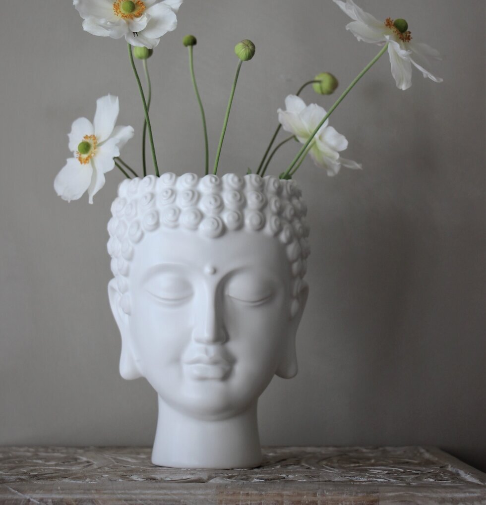 Kruka Buddha - Majas Cottage från Majas Cottage med blommor