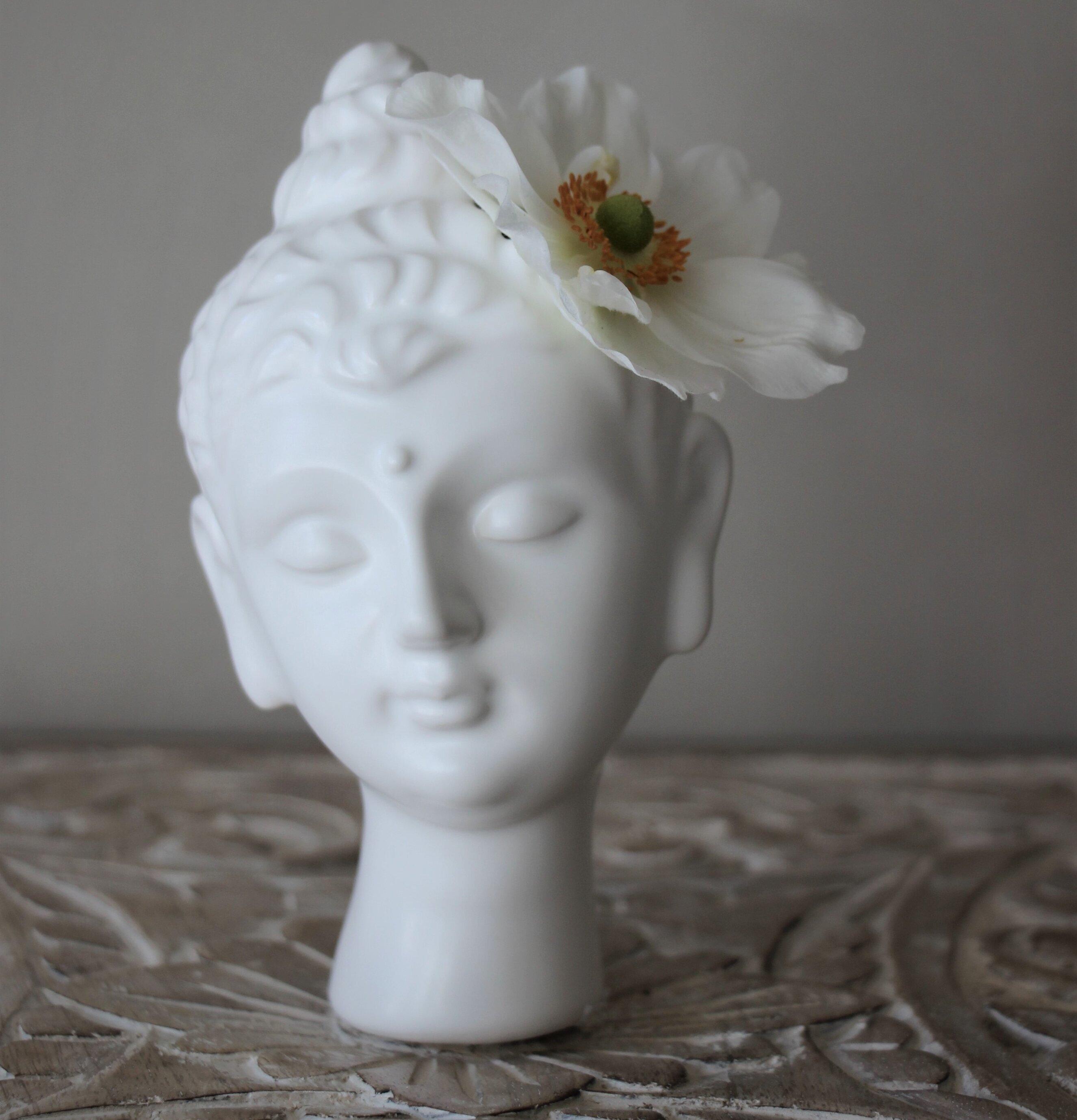 Vas Buddha - Majas Cottage från Majas Cottage på snidat bord