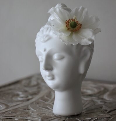 Vas Buddha - Majas Cottage på rustikt bord med vit blomma