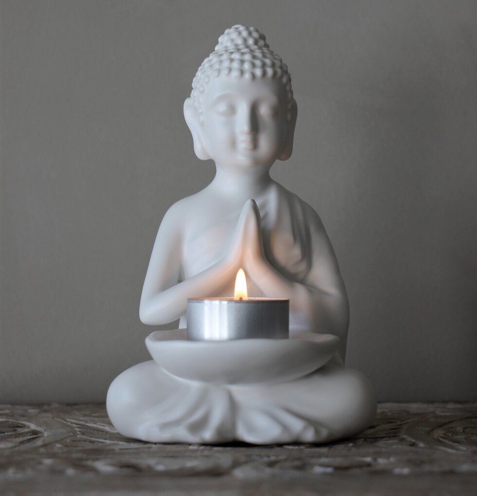 Ljushållare Buddha - Majas Cottage i vit keramik, meditativ