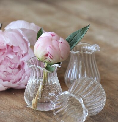 Peony Glasvas Klarglas från Majas Cottage på träyta