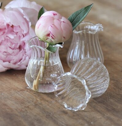 Peony Glasvas Mini Klarglas från Majas Cottage på träbord