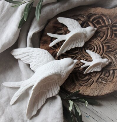 Svalor Set/3 från Majas Cottage på träfat med linnetyg