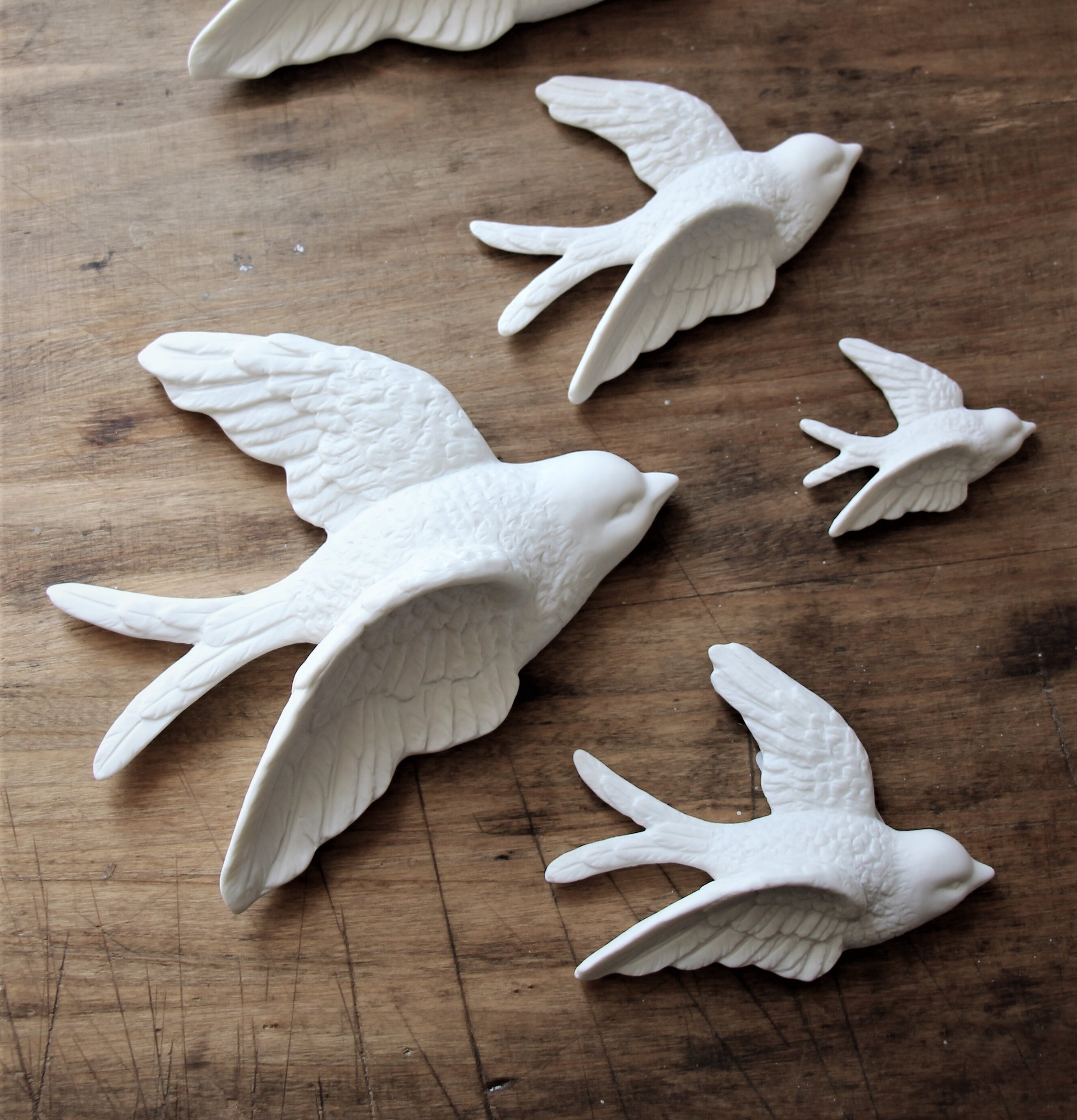 Svalor Set/3 från Majas Cottage på rustik trädskiva