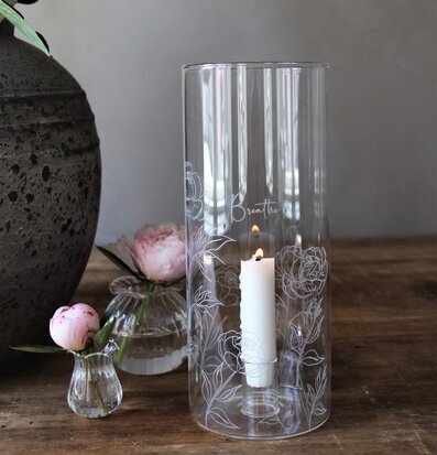 Bild av stämningsfull inredning med ljus och pioner