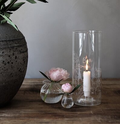 Bild av stilren och harmonisk heminredning med pioner