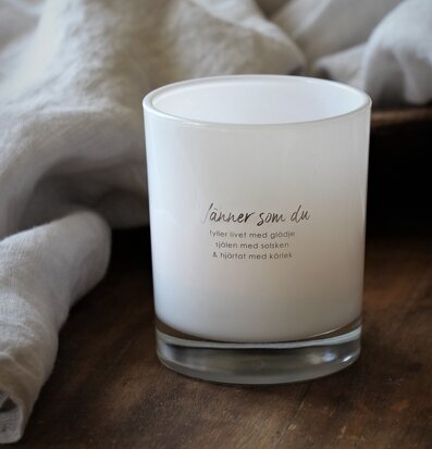 Bild av ljuslykta som skapar lugn och värme hemma