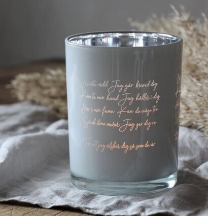 Bild av ljuslykta med tidlös design och varm atmosfär