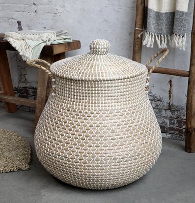 Korg Med Flätat Handtag & Lock från Chic Antique i rustik miljö