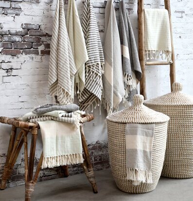 Korg Med Flätat Handtag & Lock från Chic Antique i rustik miljö