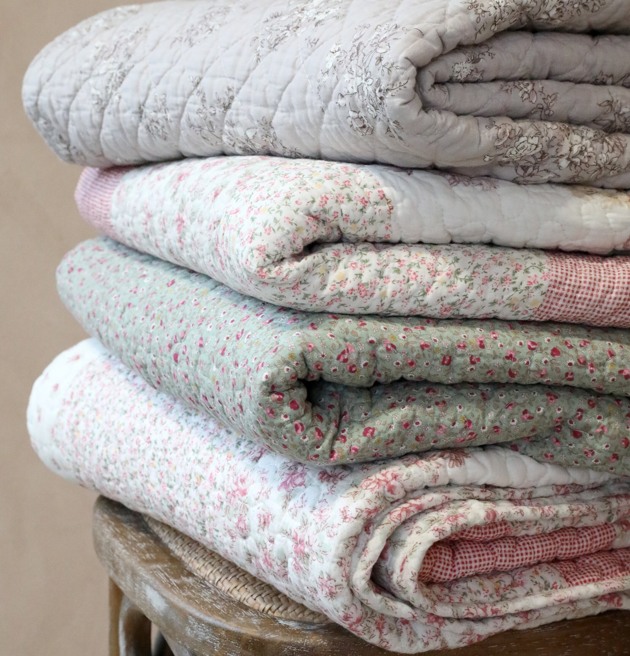 Fyra Quilt Med Blomsterprint från Chic Antique på trämöbel