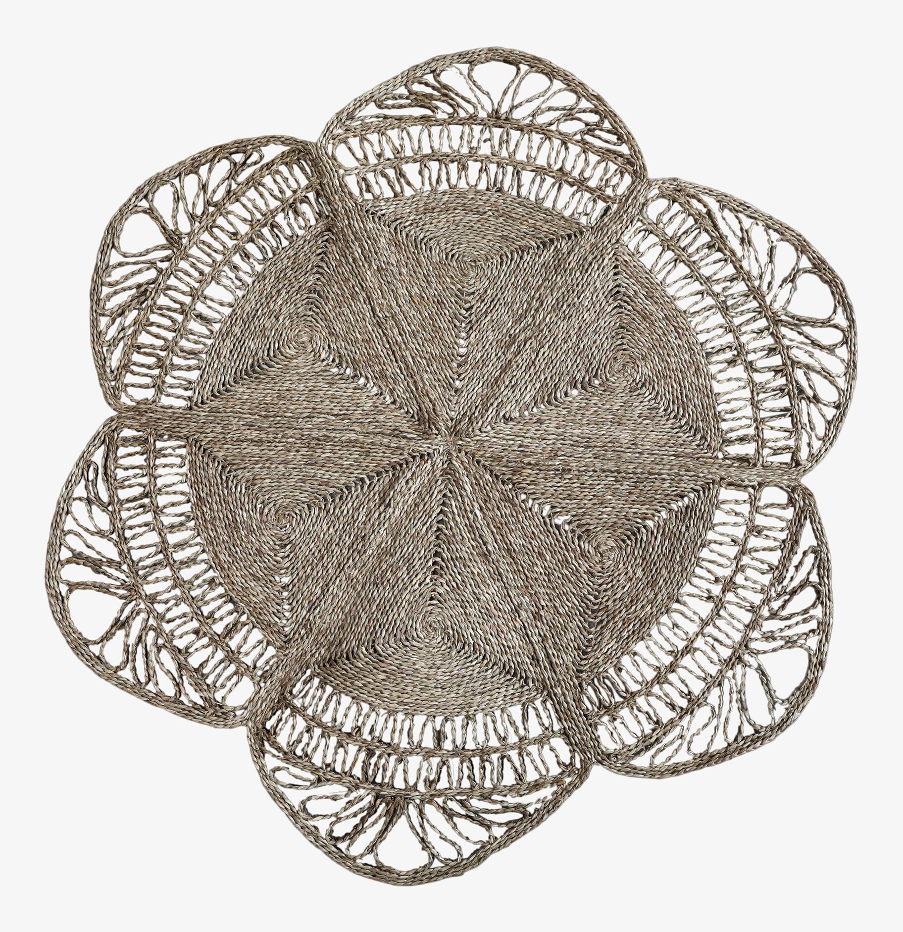 Flätad Matta Sjögräs från Chic Antique i minimalistisk miljö