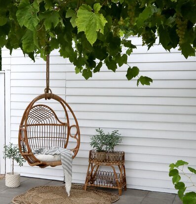 Flätad Matta Sjögräs från Chic Antique på en uteplats