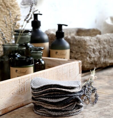 Éternel Rengöringspads Grå/Svart från Chic Antique i rustik miljö