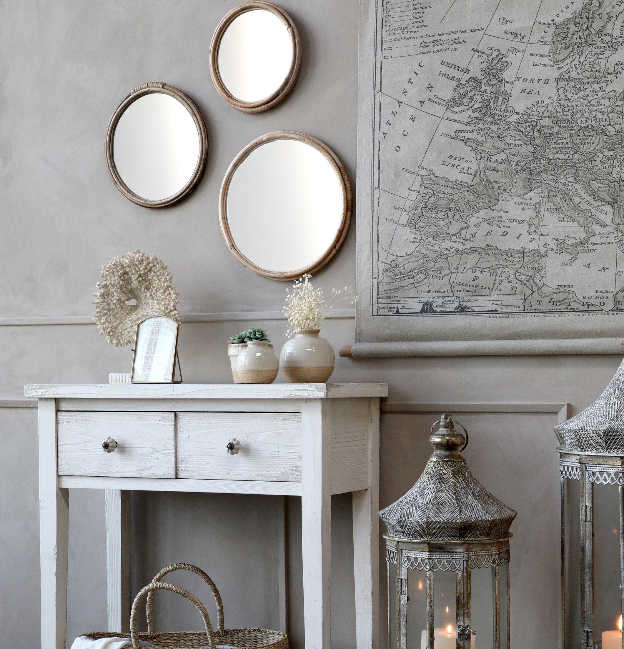 Spegel Med Bamburam från Chic Antique i ett harmoniskt rum