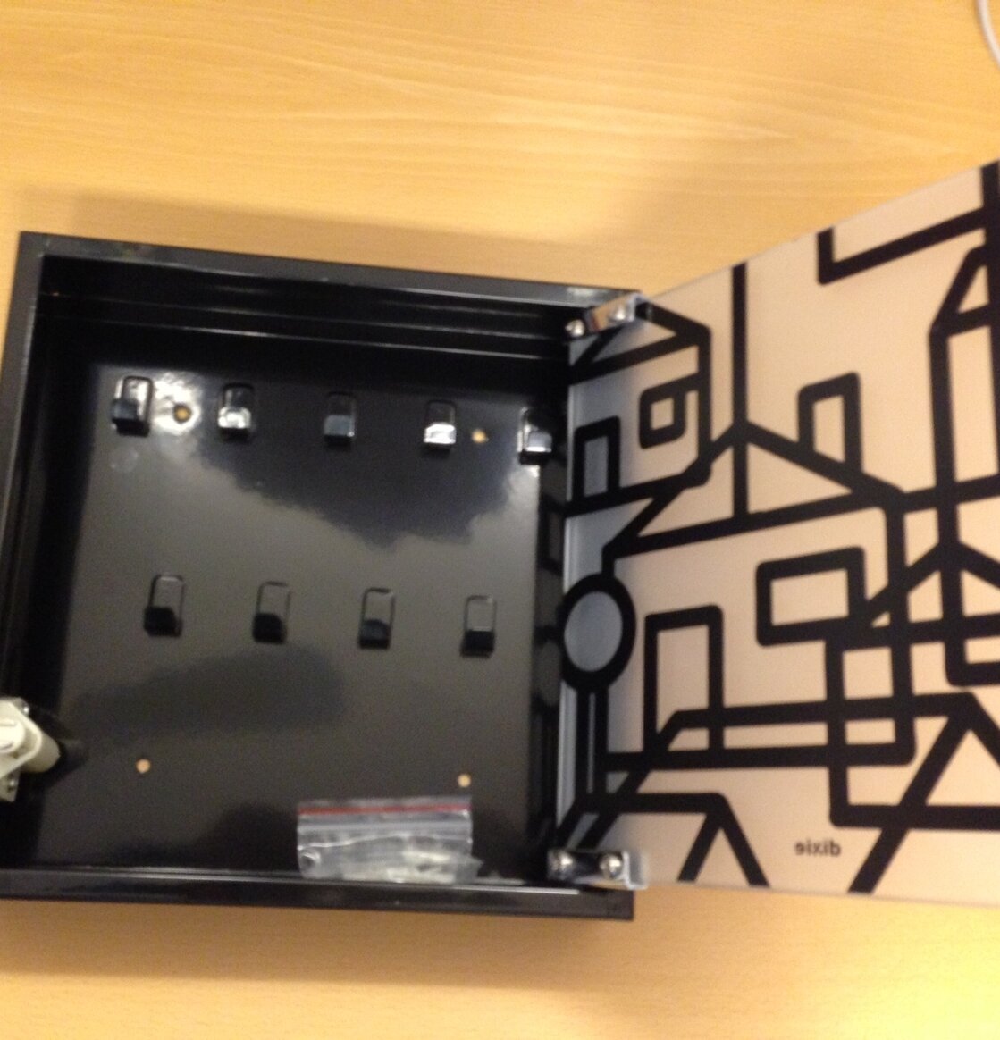 Nyckelskåp Villastad Svart från Dixie med sju krokar