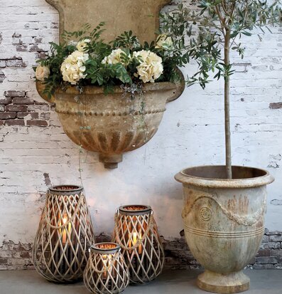 Lanterna Flätad Pil Mellan från Chic Antique i rustik miljö