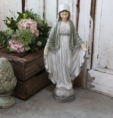 Staty Madonna från Chic Antique med rustik och antik charm