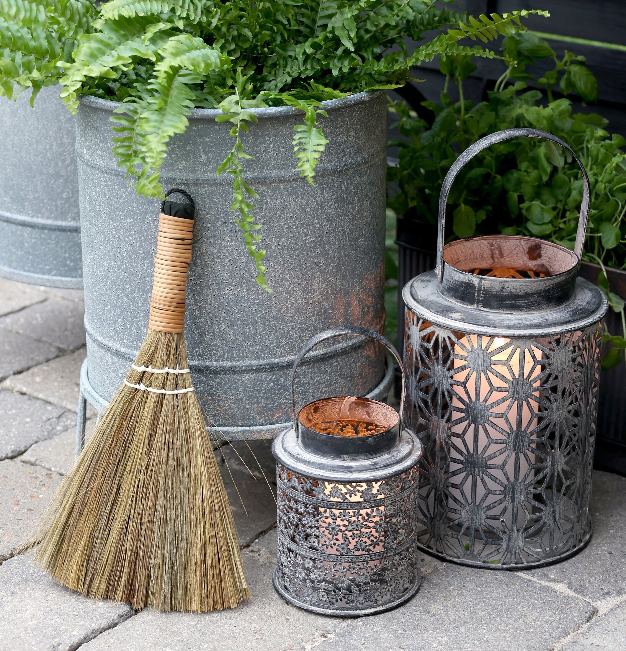 Handkvast Mellan - Chic Antique, omgiven av rustika dekorationer