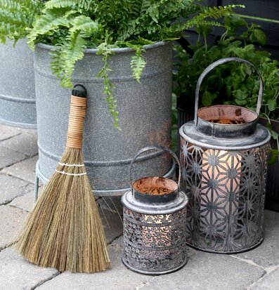 Handkvast Mellan - Chic Antique, omgiven av rustika dekorationer