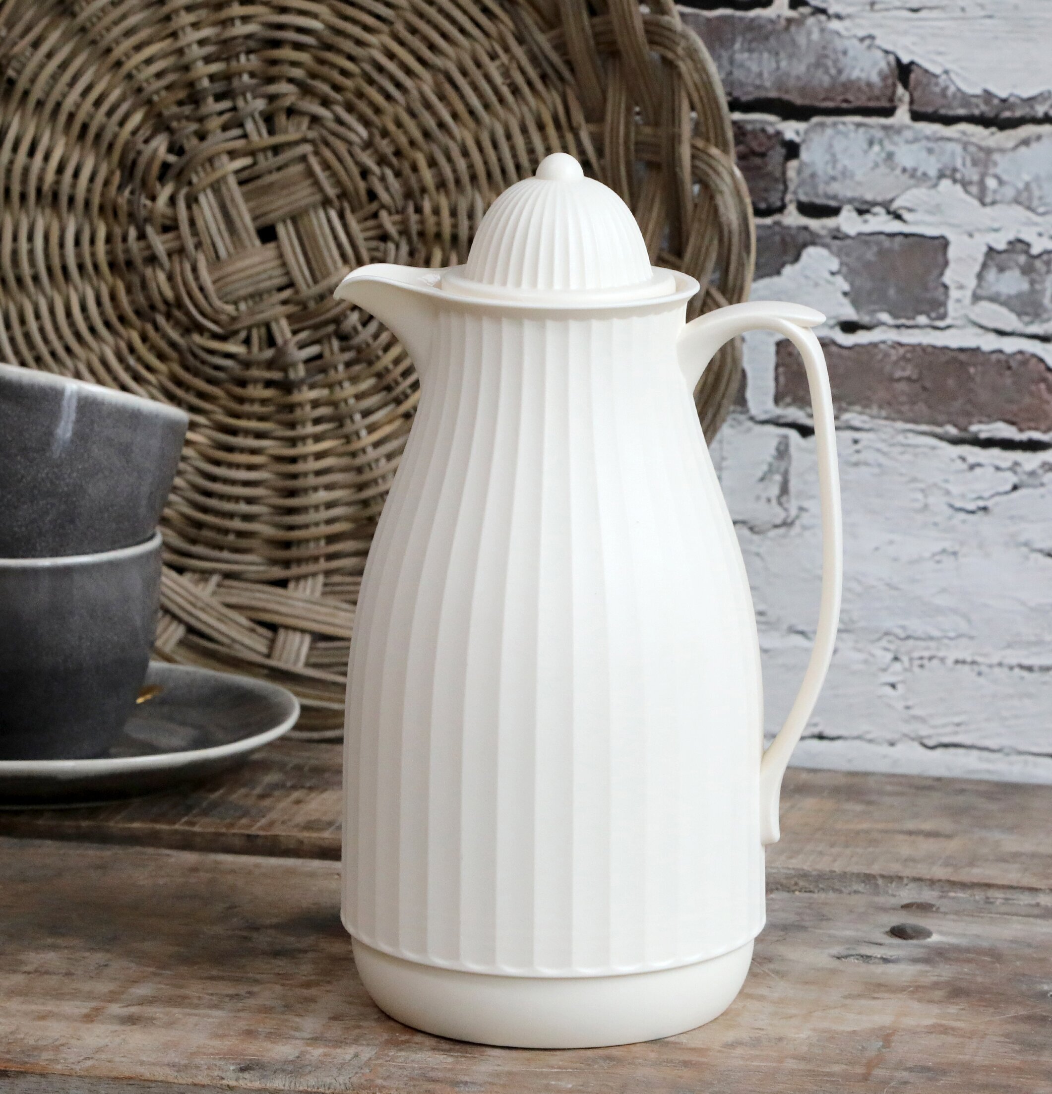 Termoskanna Creme från Chic Antique på rustikt träbord