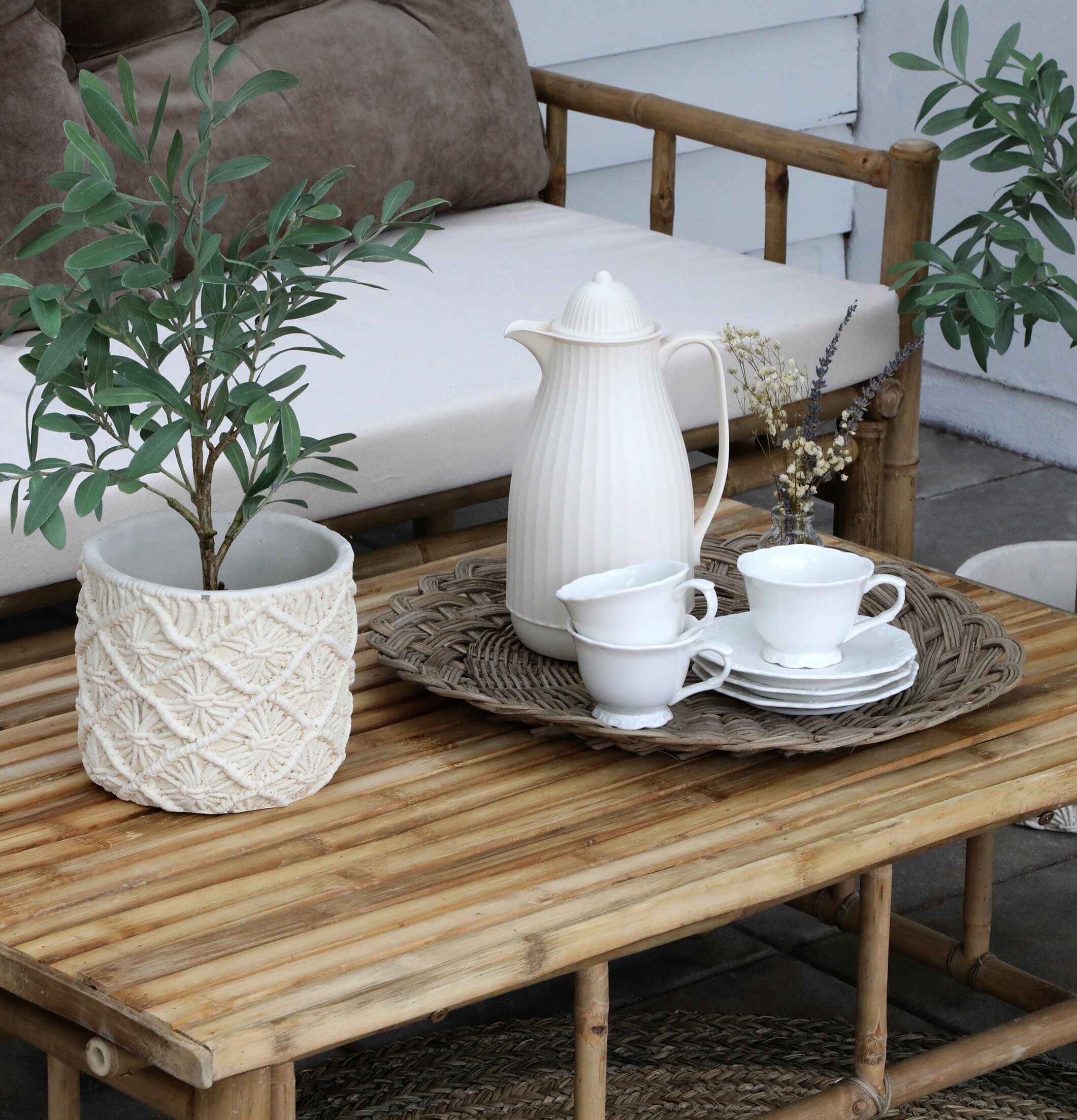 Termoskanna Creme från Chic Antique på träbord med detaljer