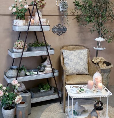 Skylt Welcome Antique Grå från Chic Antique på rustik vägg