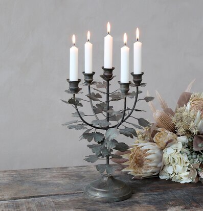 Fransk Ljusstake Antik Mässing från Chic Antique i fokus