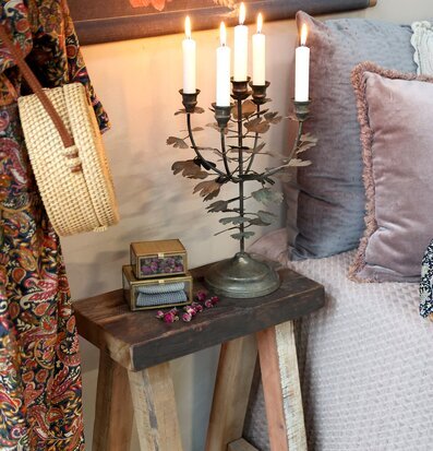 Fransk Ljusstake Antik Mässing från Chic Antique på träbord