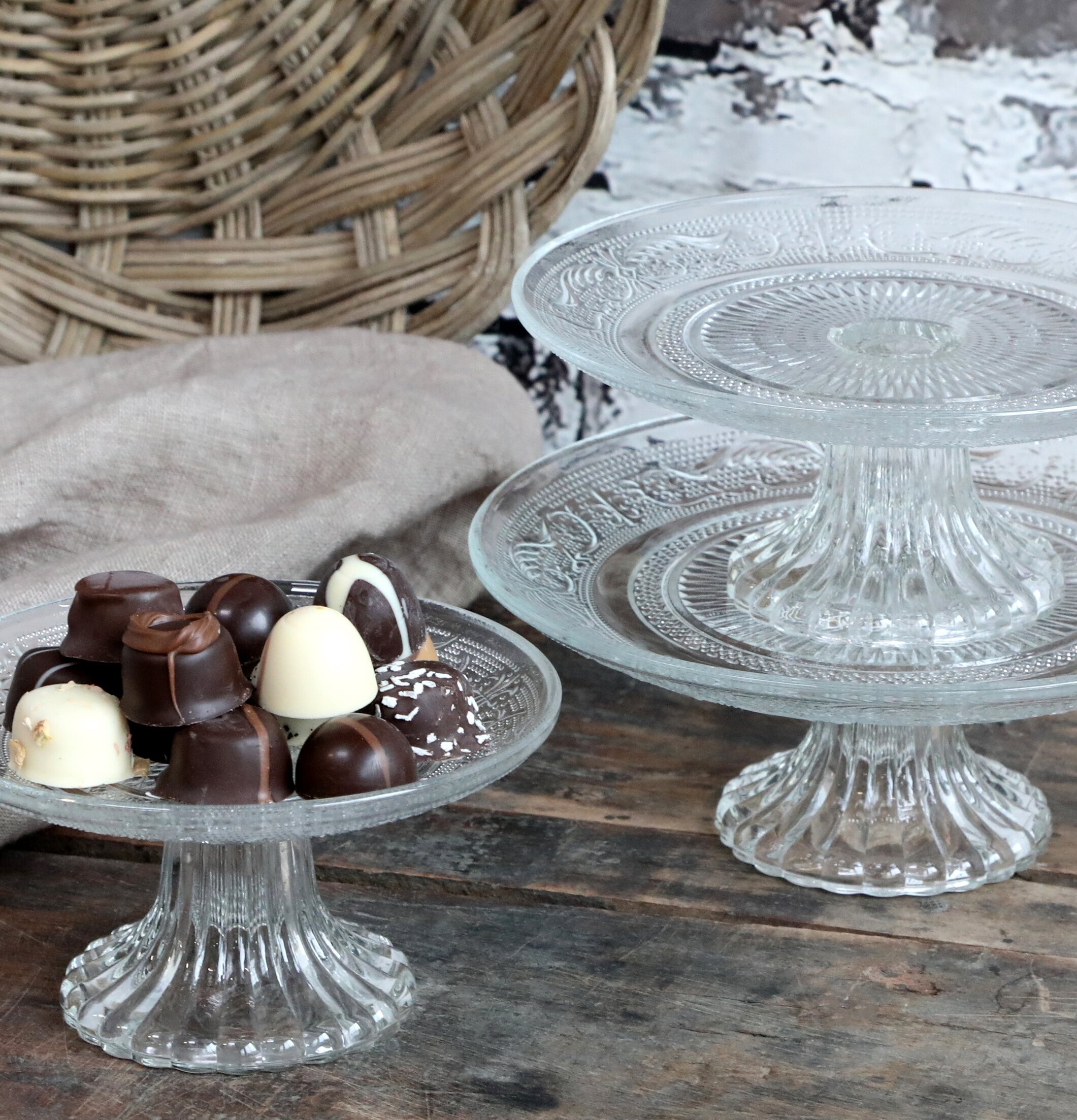 Kakfat Glas Med Mönster från Chic Antique på rustikt bord