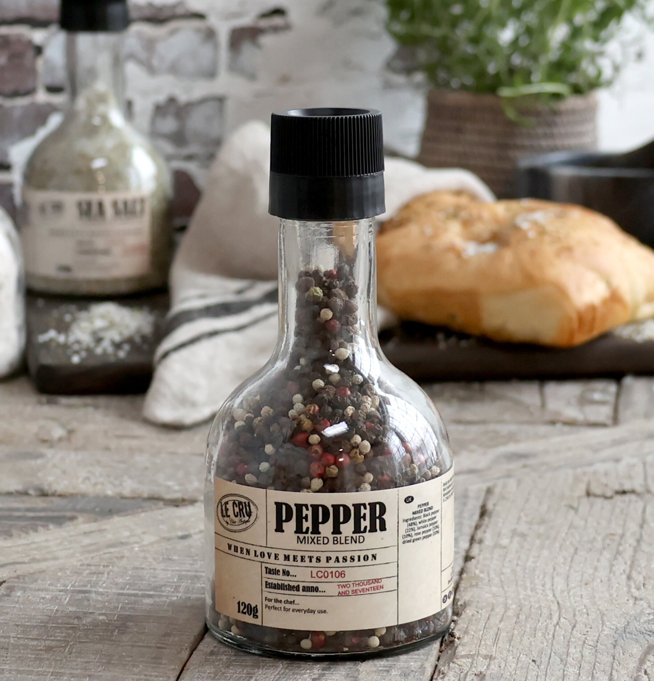 LE CRU Pepparmix Kvarn från Le Cru i rustik köksmiljö