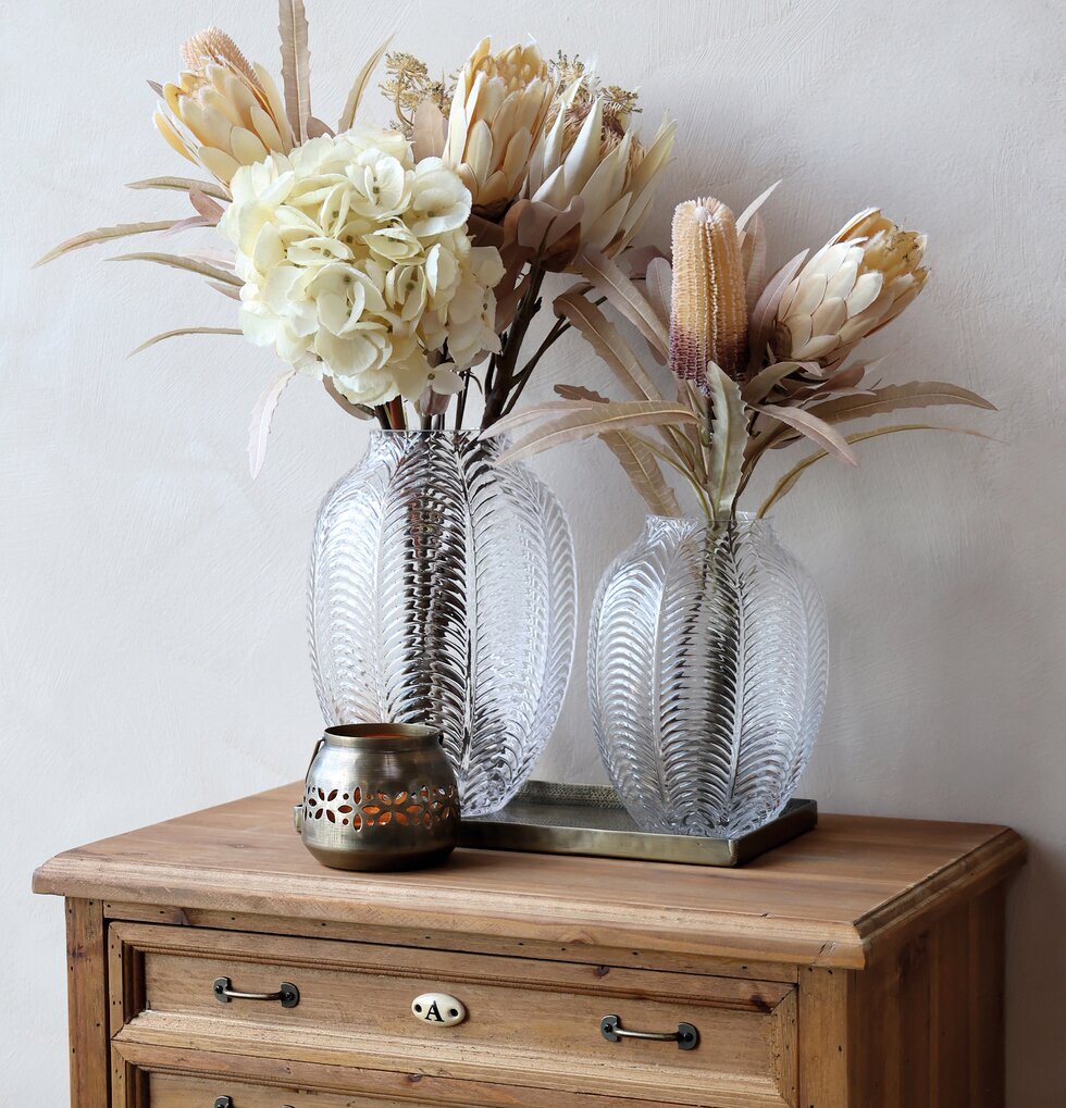 Vas Bladmönster Large från Chic Antique på rustik träbyrå