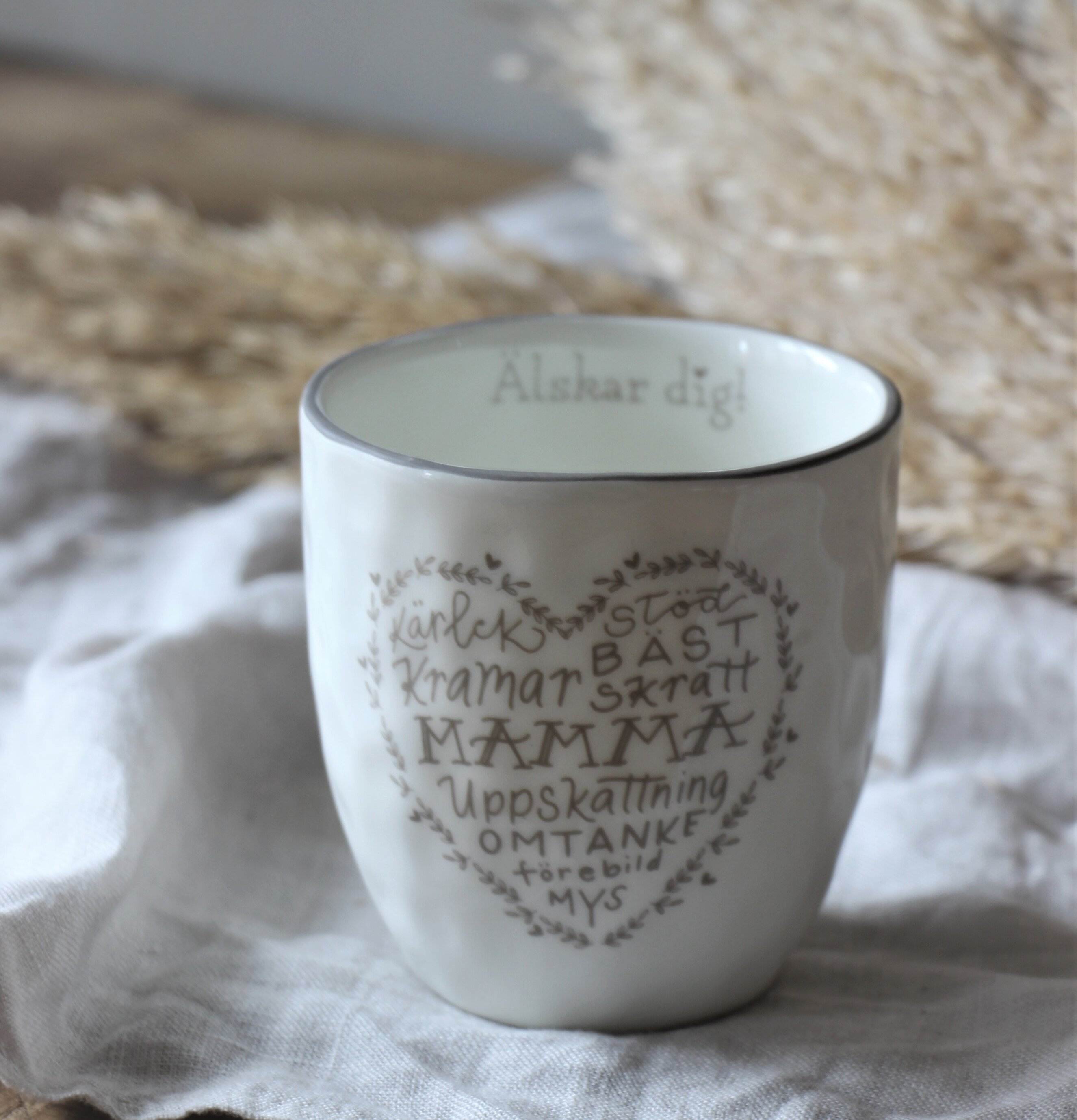 Mugg Mamma - Majas Cottage på rustikt träbord med grå duk