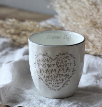 Mugg Mamma - Majas Cottage på rustikt träbord med grå duk