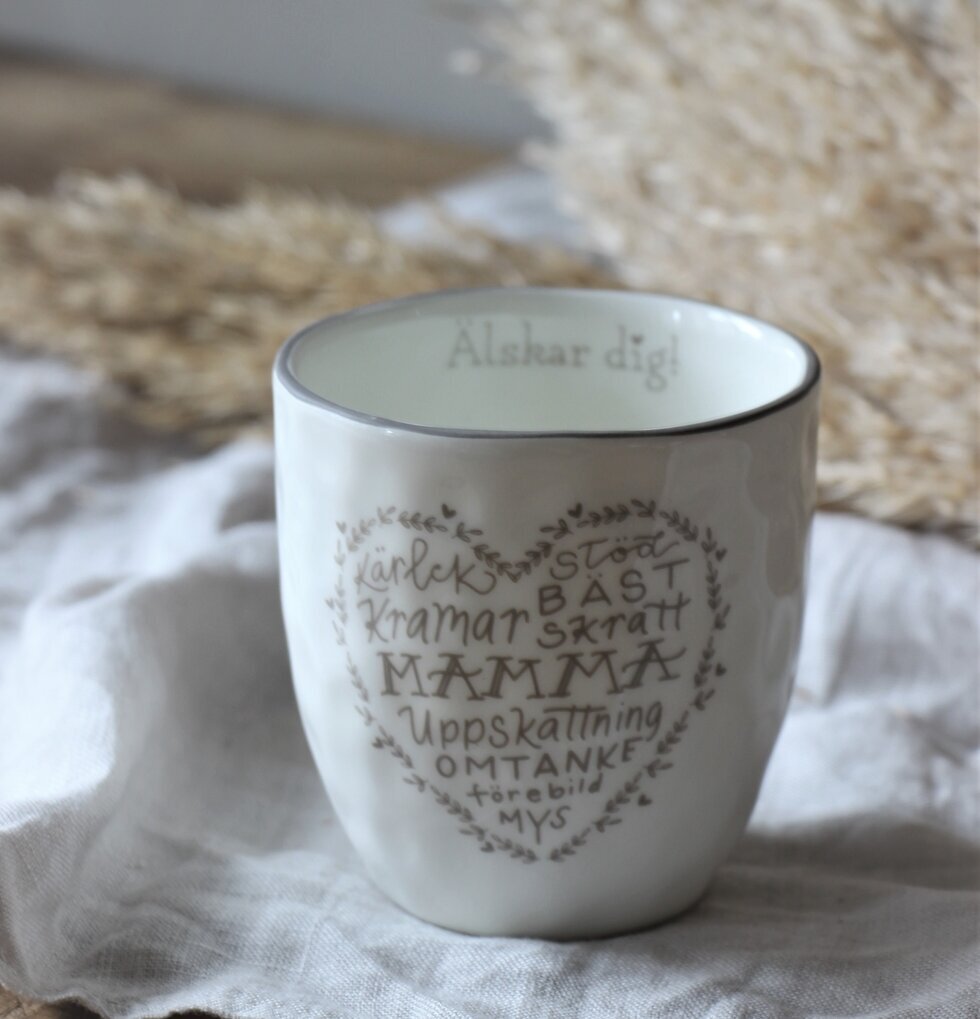 Mugg Mamma - Majas Cottage på rustikt träbord med grå duk