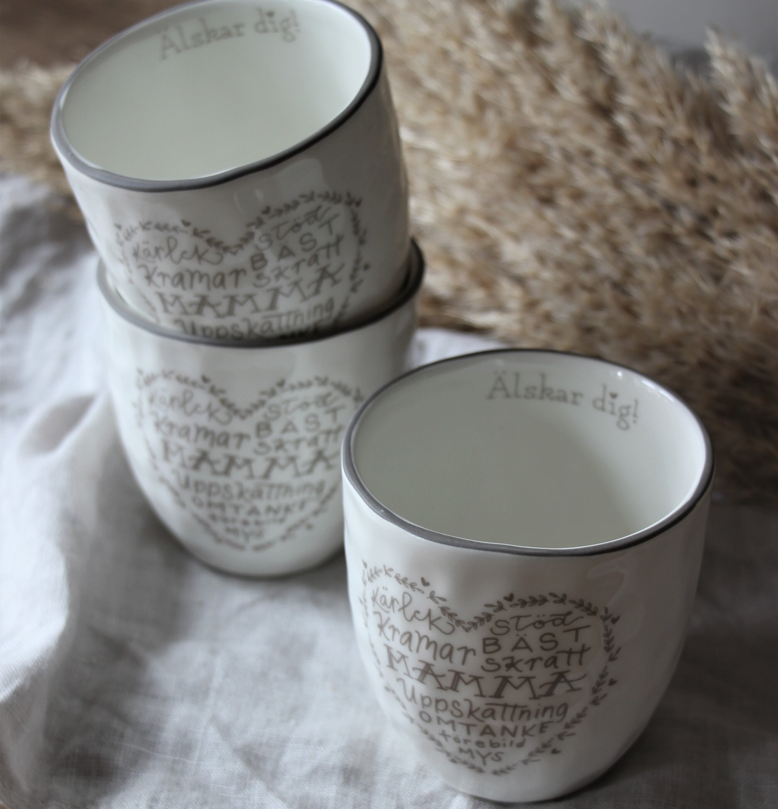 Tre staplade Mugg Mamma - Majas Cottage på linnehandduk