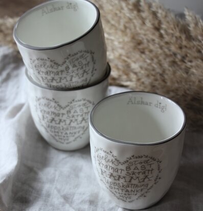 Tre staplade Mugg Mamma - Majas Cottage på linnehandduk