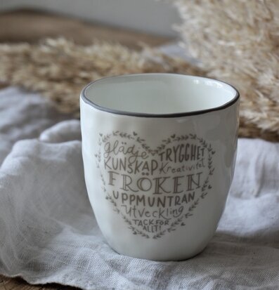 Mugg Fröken - Majas Cottage, vit mugg med text och dekor