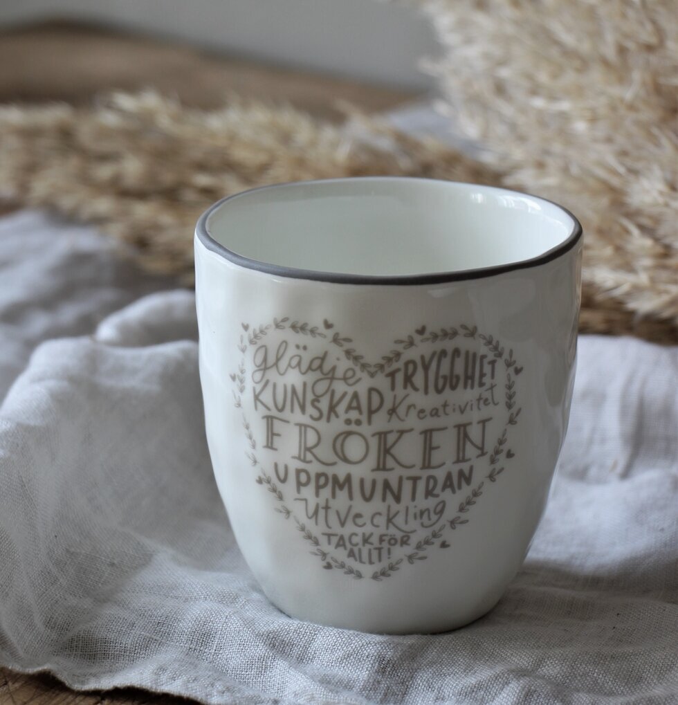 Mugg Fröken - Majas Cottage, vit mugg med text och dekor