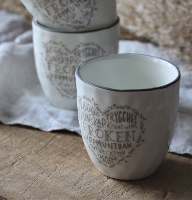 Mugg Fröken - Majas Cottage staplade på rustikt bord