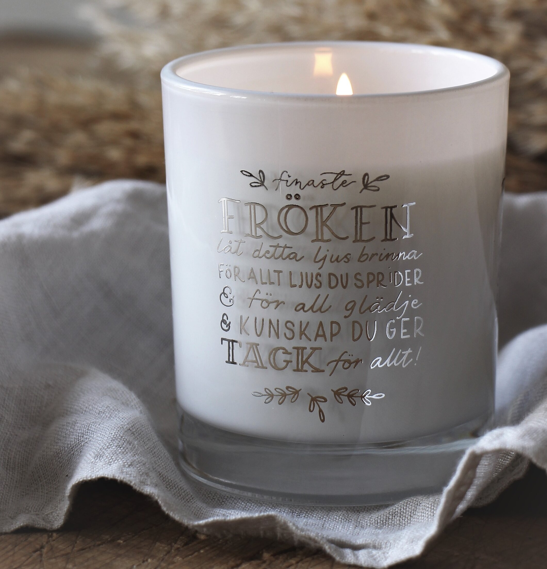 Ljus Fröken - Majas Cottage på grå duk med torkade växter