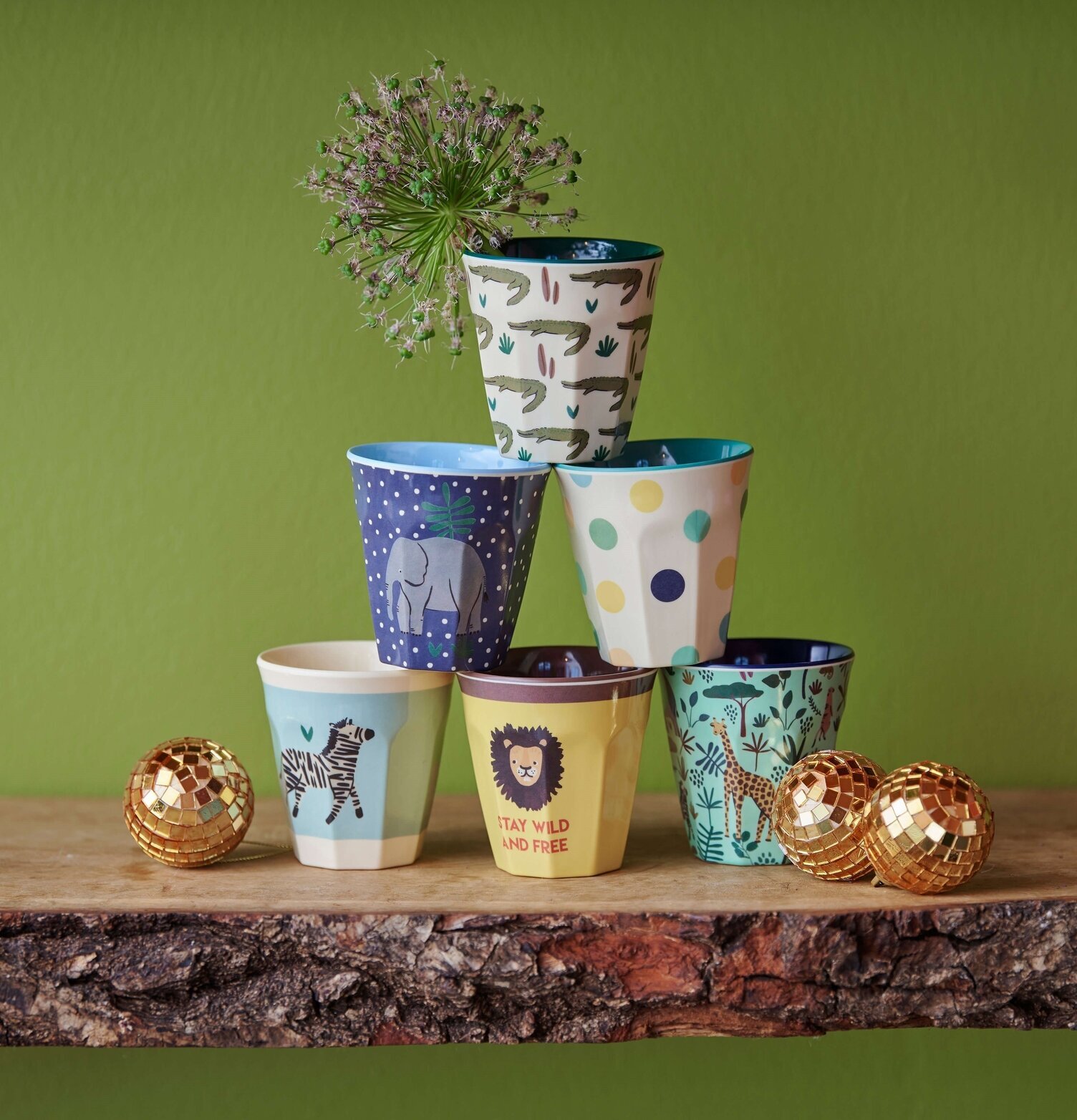 Mugg Elephant Print från Rice på trähylla med andra muggar