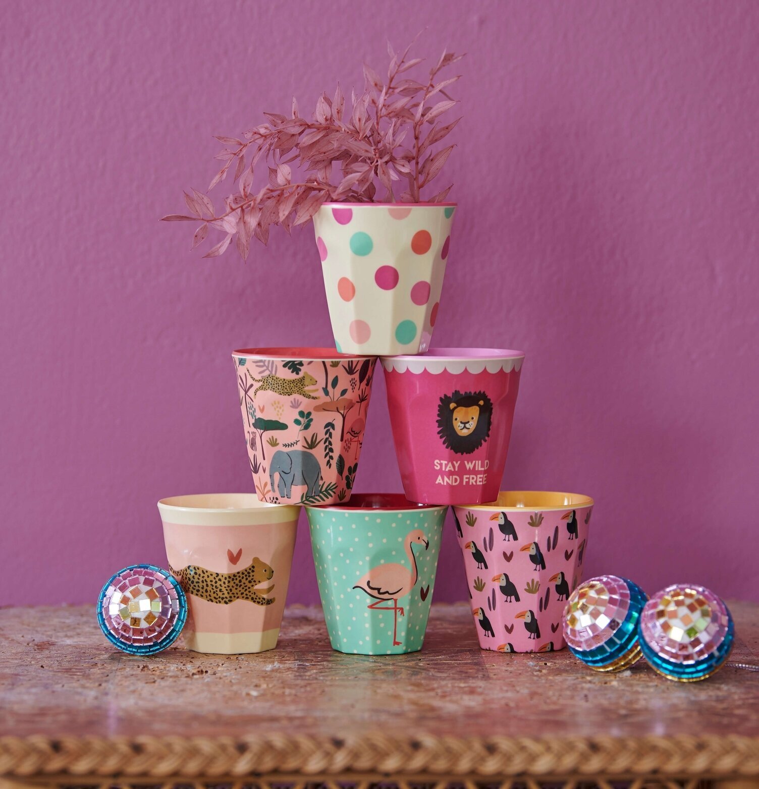 Bild av färgglada och mönstrade muggar i hemmet